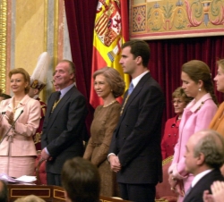 Sus Majestades los Reyes y el Príncipe de Asturias, durante la sesión solemne del XXV Aniversario de la Proclamación de Su Majestad el Rey celebrada